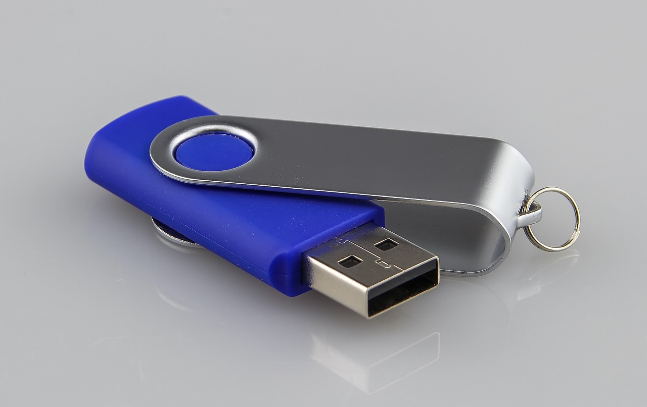 Compact starter kit and pen-style device in retail packaging